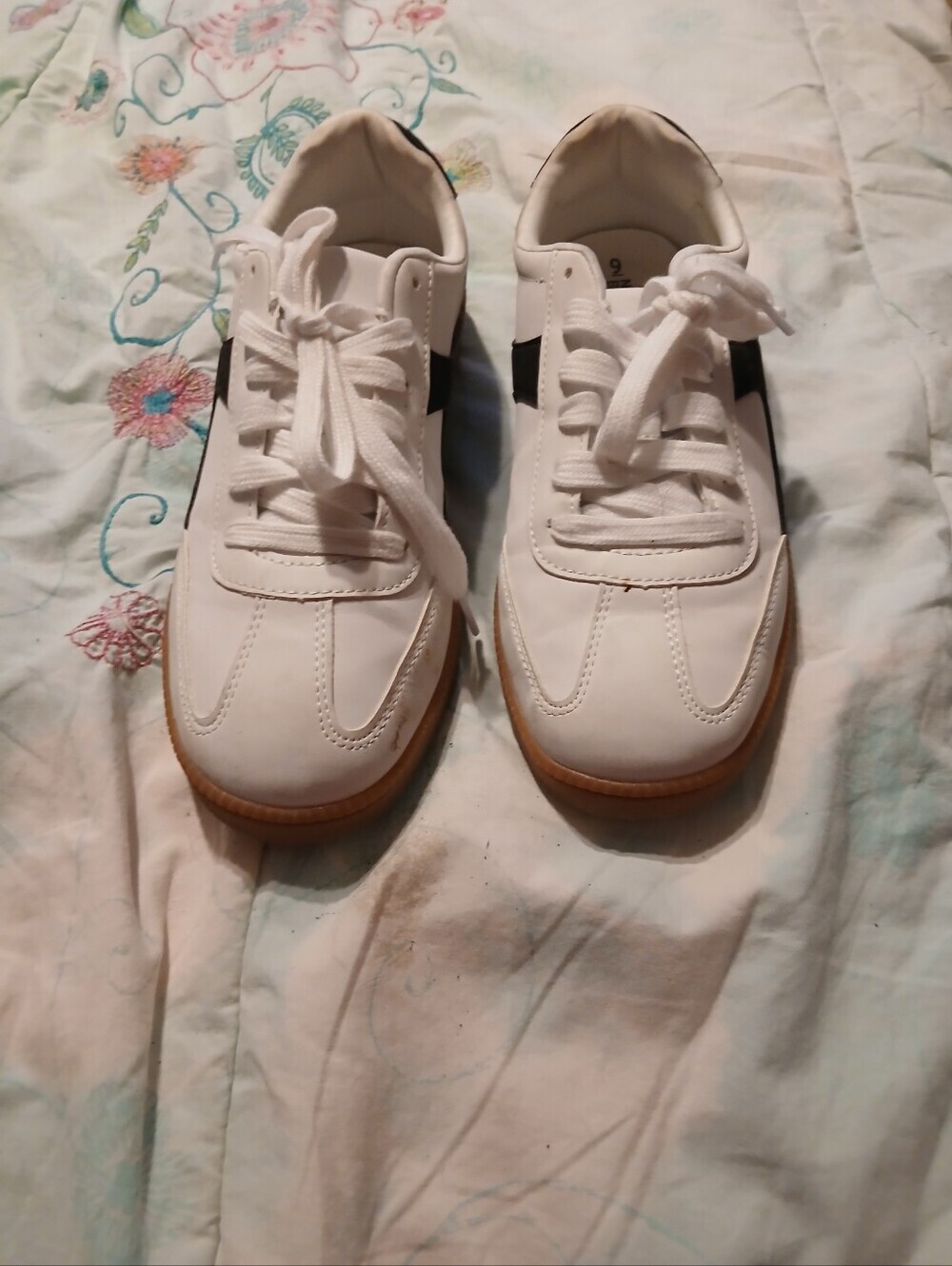 No Boundaries Ladies White Leather Sneakers with Black Side Stripe. Size 9.5 - Picture 7 of 9